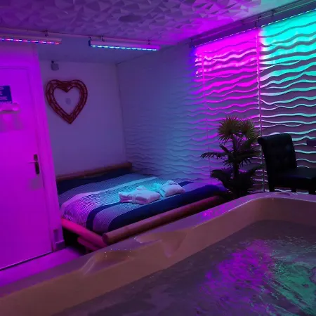 Gites N : Les Bains Lounge Apartment *